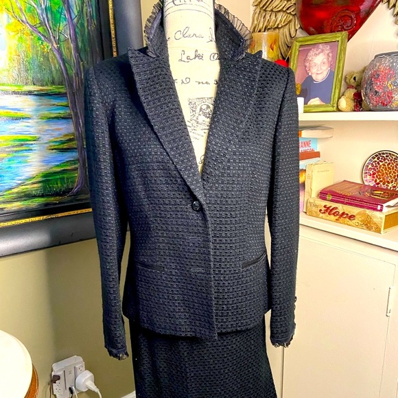 Jones New York suit size 10. Pristine. With velvet trim and delicate ruffle. - Picture 1 of 16